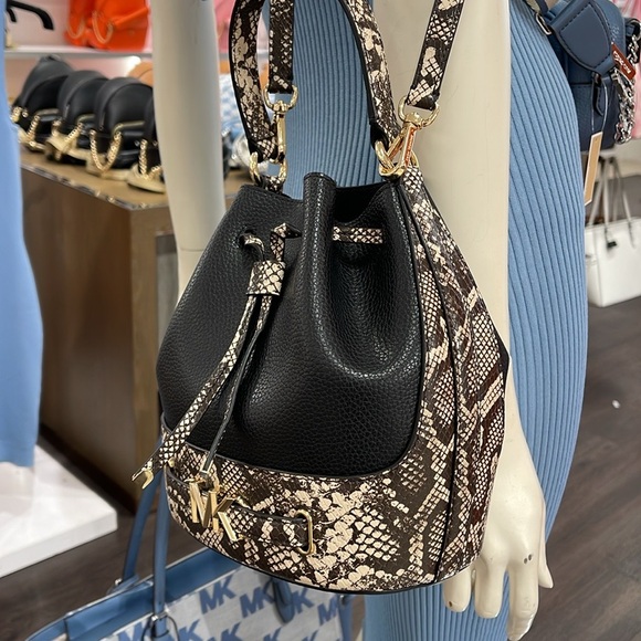 MICHAEL KORS 
Reed Md Pebbled Leather Belted Bucket Messenger Satchel Crossbody - Picture 3 of 16